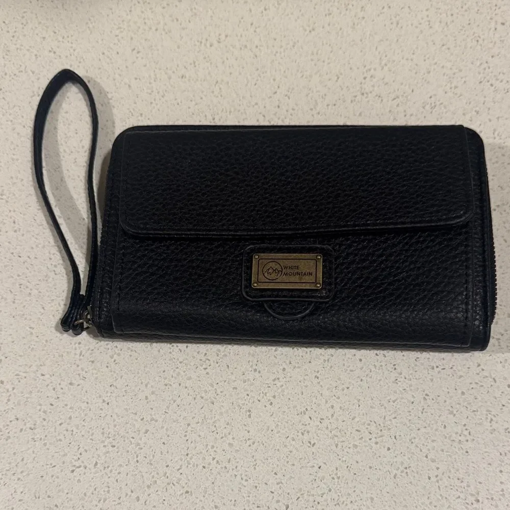 White Mountain Black Faux Pebbled Leather Wristlet Wallet Zip Around Casual NWOT
